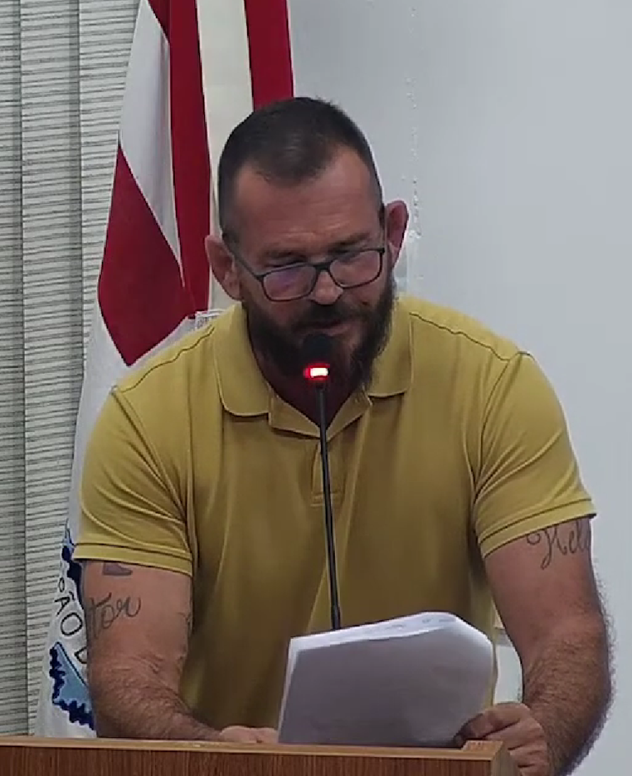 Adriano Novaski lê carta aberta de professores que critica proposta sobre acesso irrestrito às escolas